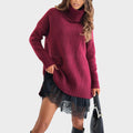 Roter Pullover und schwarzes Kleid